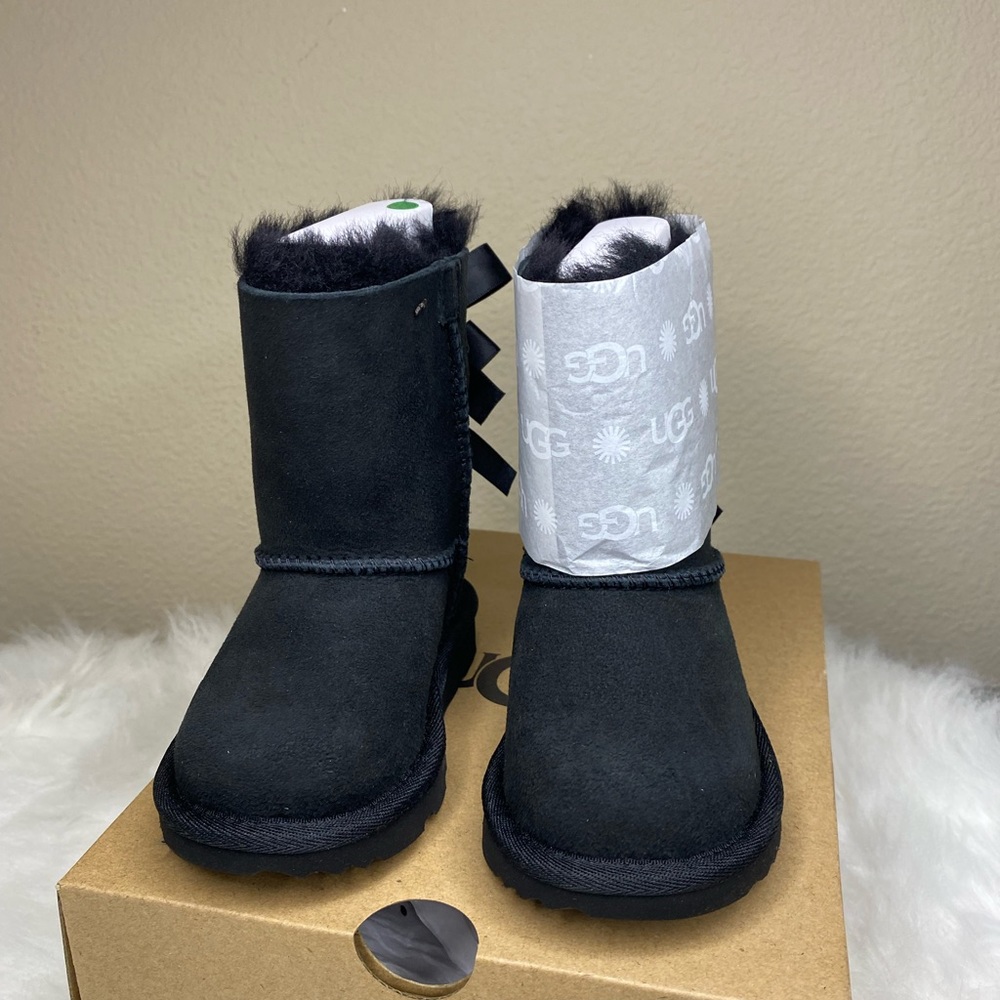 NIB Toddler Bailey Bow Uggs